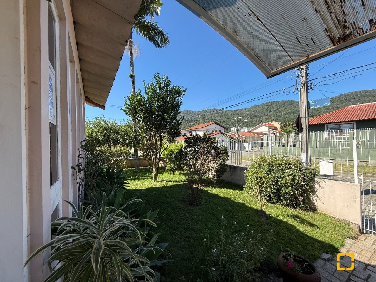 Casa com 229m², 5 quartos (sendo 1 suíte), 4 garagens, no bairro Parque São Jorge em Florianópolis