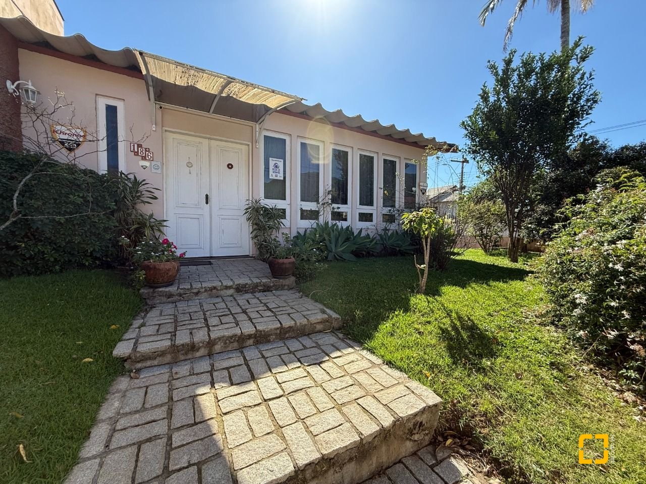 Casa com 229m², 5 quartos (sendo 1 suíte), 4 garagens, no bairro Parque São Jorge em Florianópolis