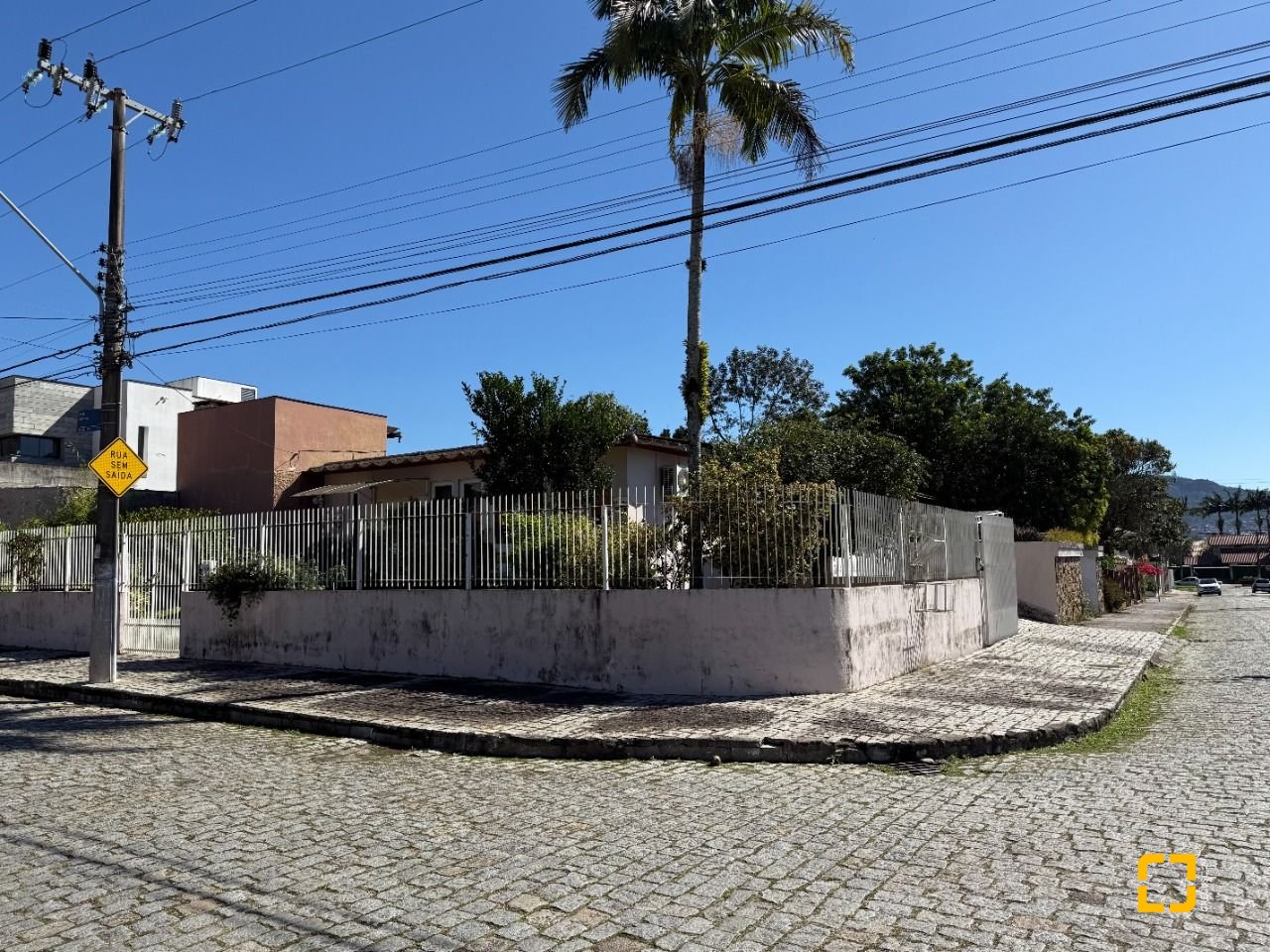 Casa com 229m², 5 quartos (sendo 1 suíte), 4 garagens, no bairro Parque São Jorge em Florianópolis