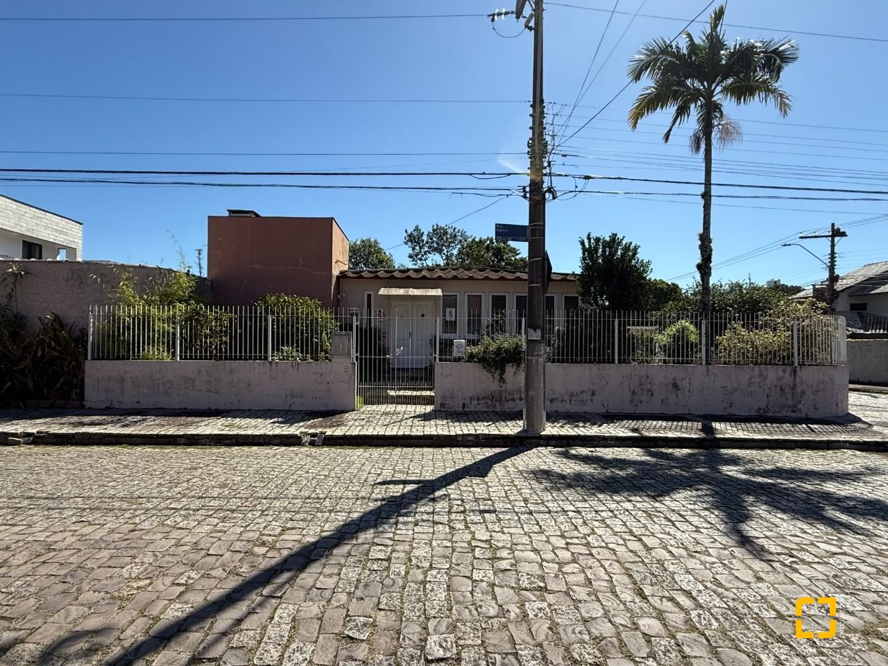 Casa com 229m², 5 quartos (sendo 1 suíte), 4 garagens, no bairro Parque São Jorge em Florianópolis