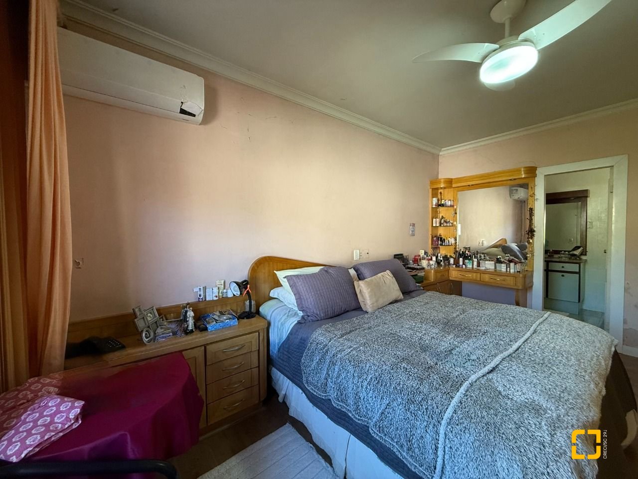 Casa com 229m², 5 quartos (sendo 1 suíte), 4 garagens, no bairro Parque São Jorge em Florianópolis