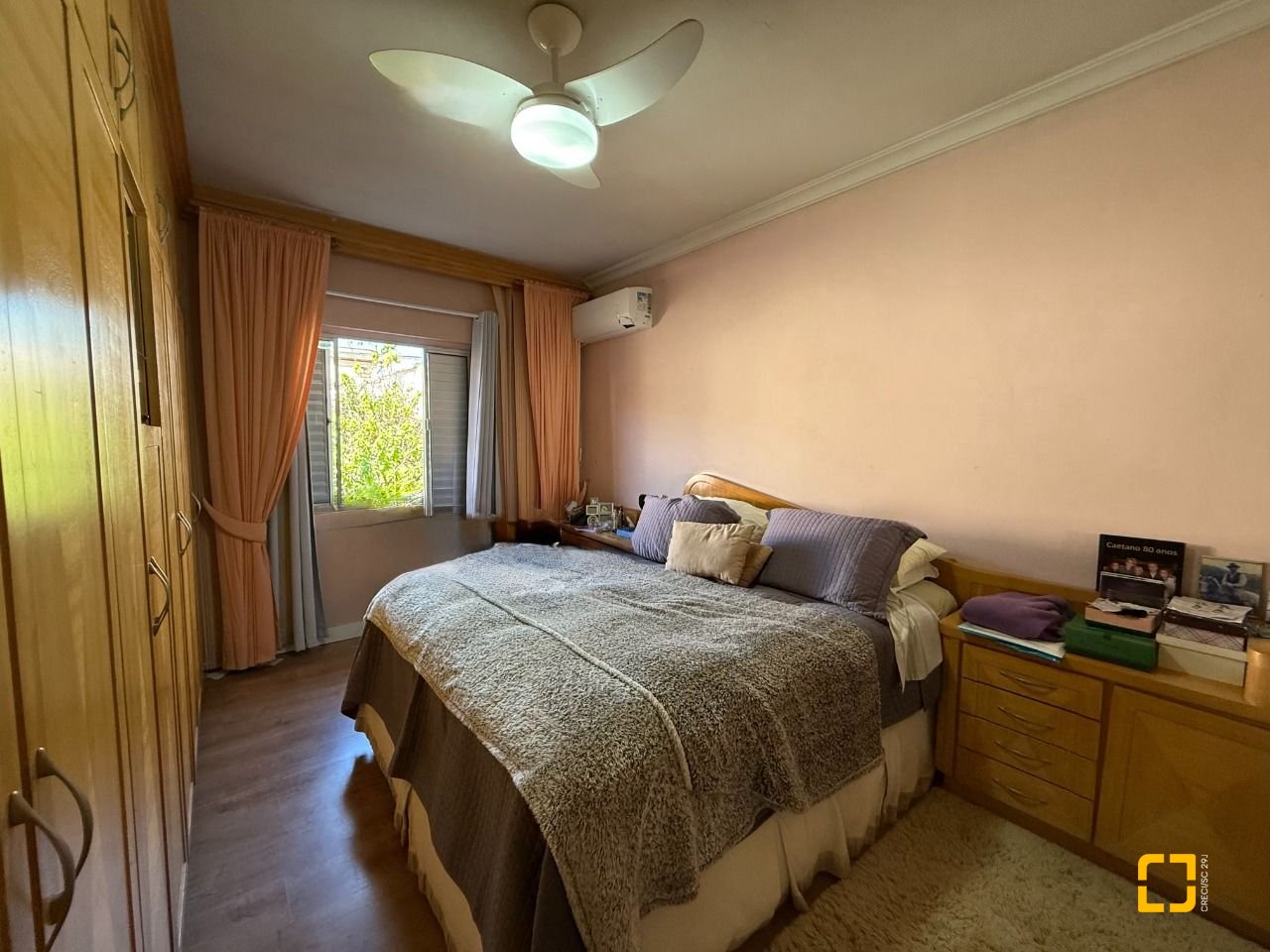 Casa com 229m², 5 quartos (sendo 1 suíte), 4 garagens, no bairro Parque São Jorge em Florianópolis