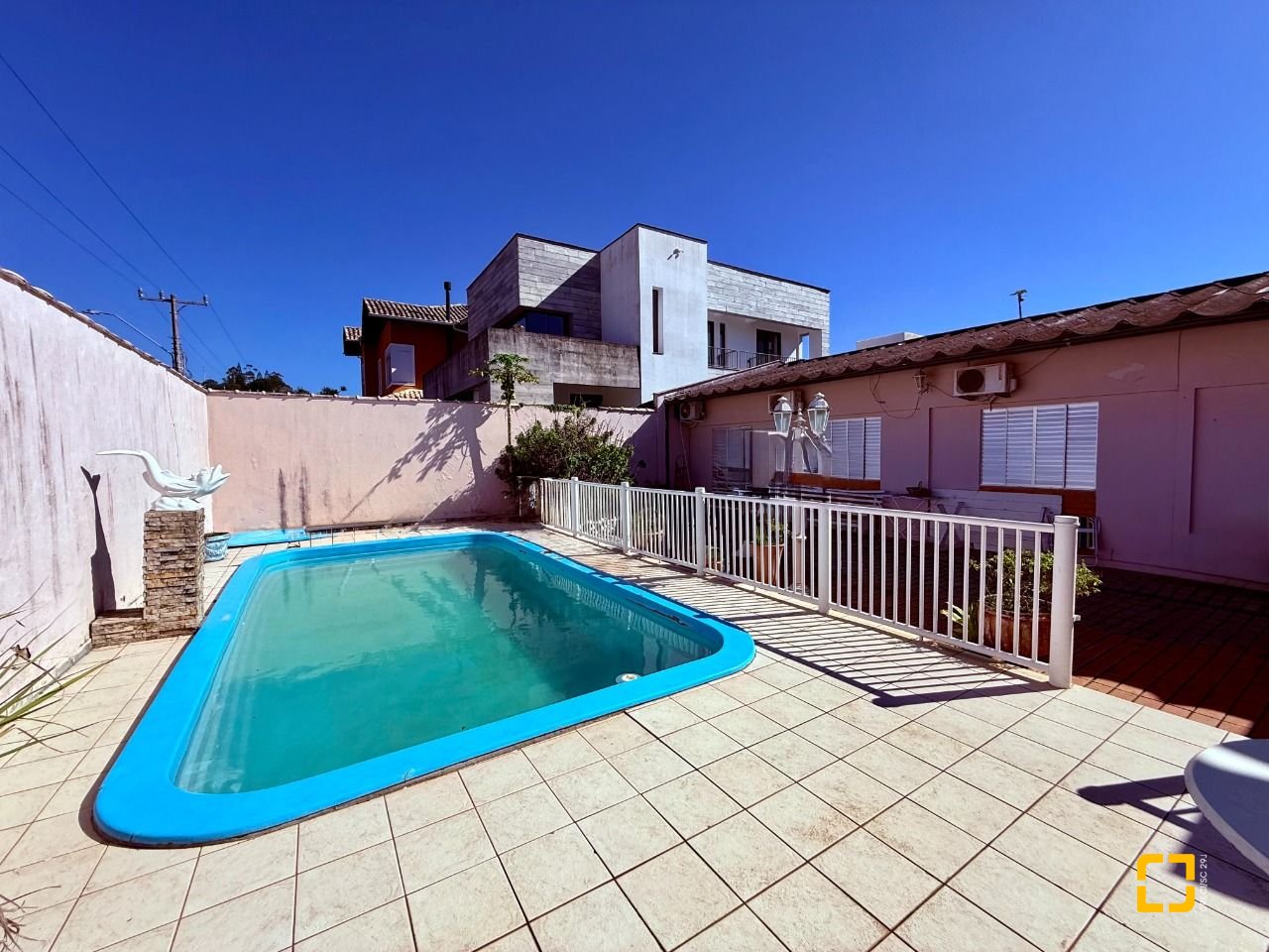 Casa com 229m², 5 quartos (sendo 1 suíte), 4 garagens, no bairro Parque São Jorge em Florianópolis