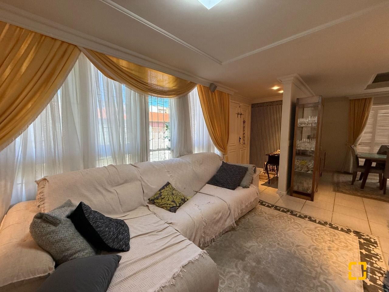 Casa com 229m², 5 quartos (sendo 1 suíte), 4 garagens, no bairro Parque São Jorge em Florianópolis