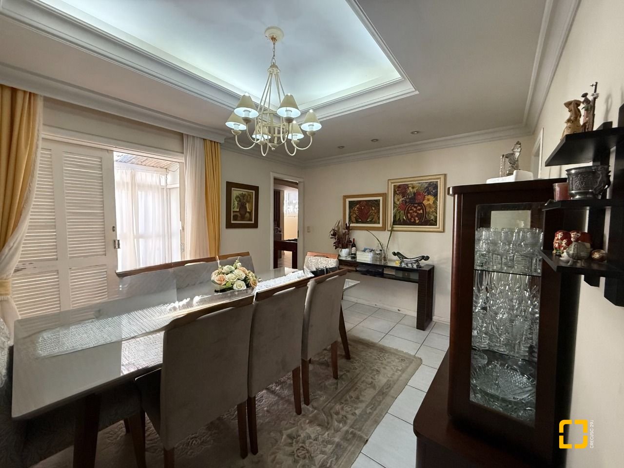 Casa com 229m², 5 quartos (sendo 1 suíte), 4 garagens, no bairro Parque São Jorge em Florianópolis