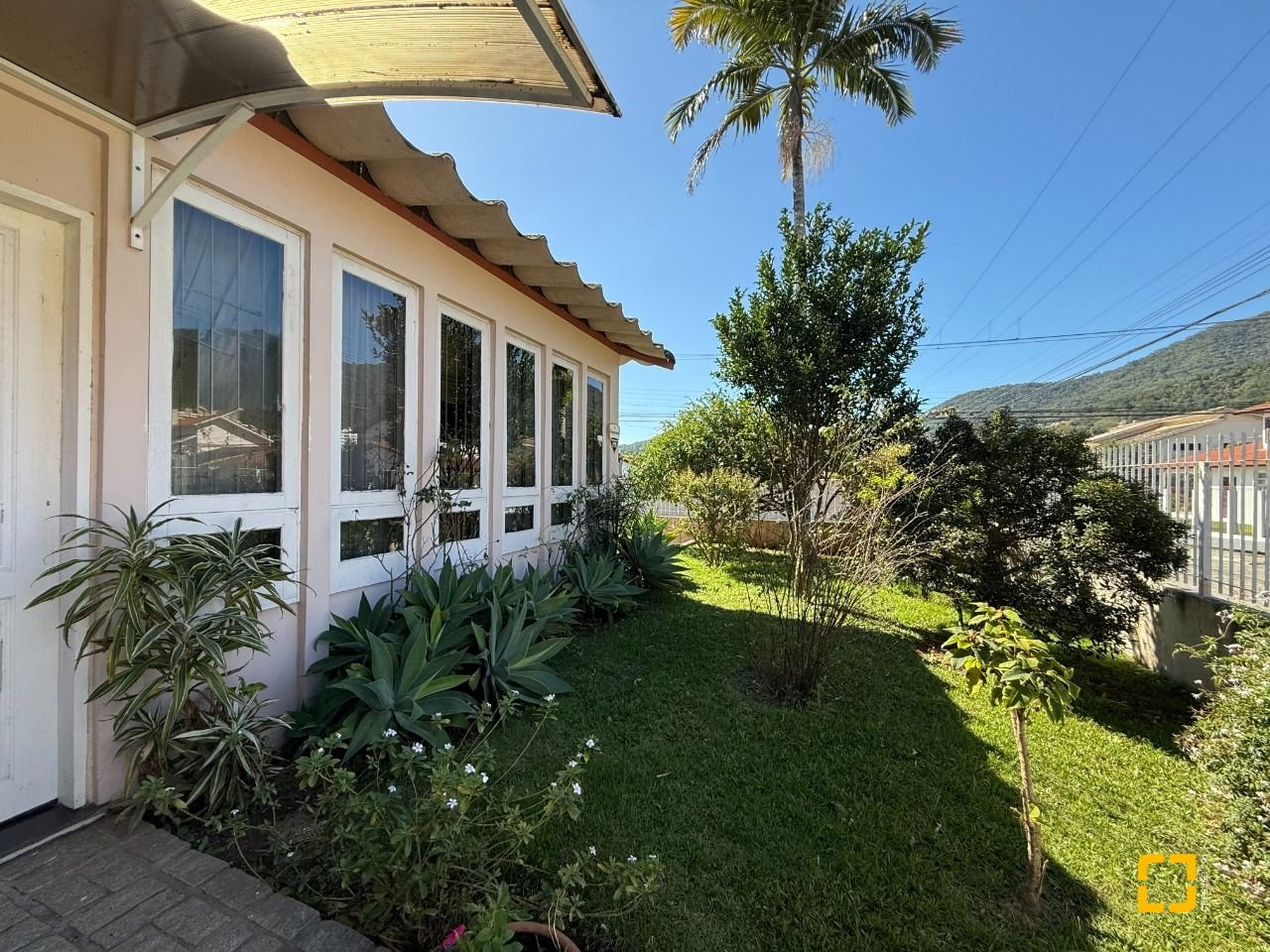 Casa com 229m², 5 quartos (sendo 1 suíte), 4 garagens, no bairro Parque São Jorge em Florianópolis