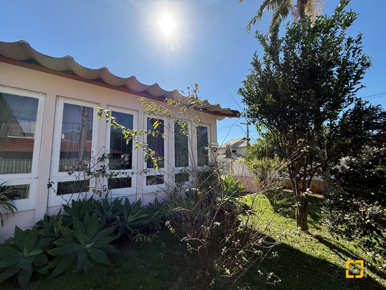 Casa com 229m², 5 quartos (sendo 1 suíte), 4 garagens, no bairro Parque São Jorge em Florianópolis