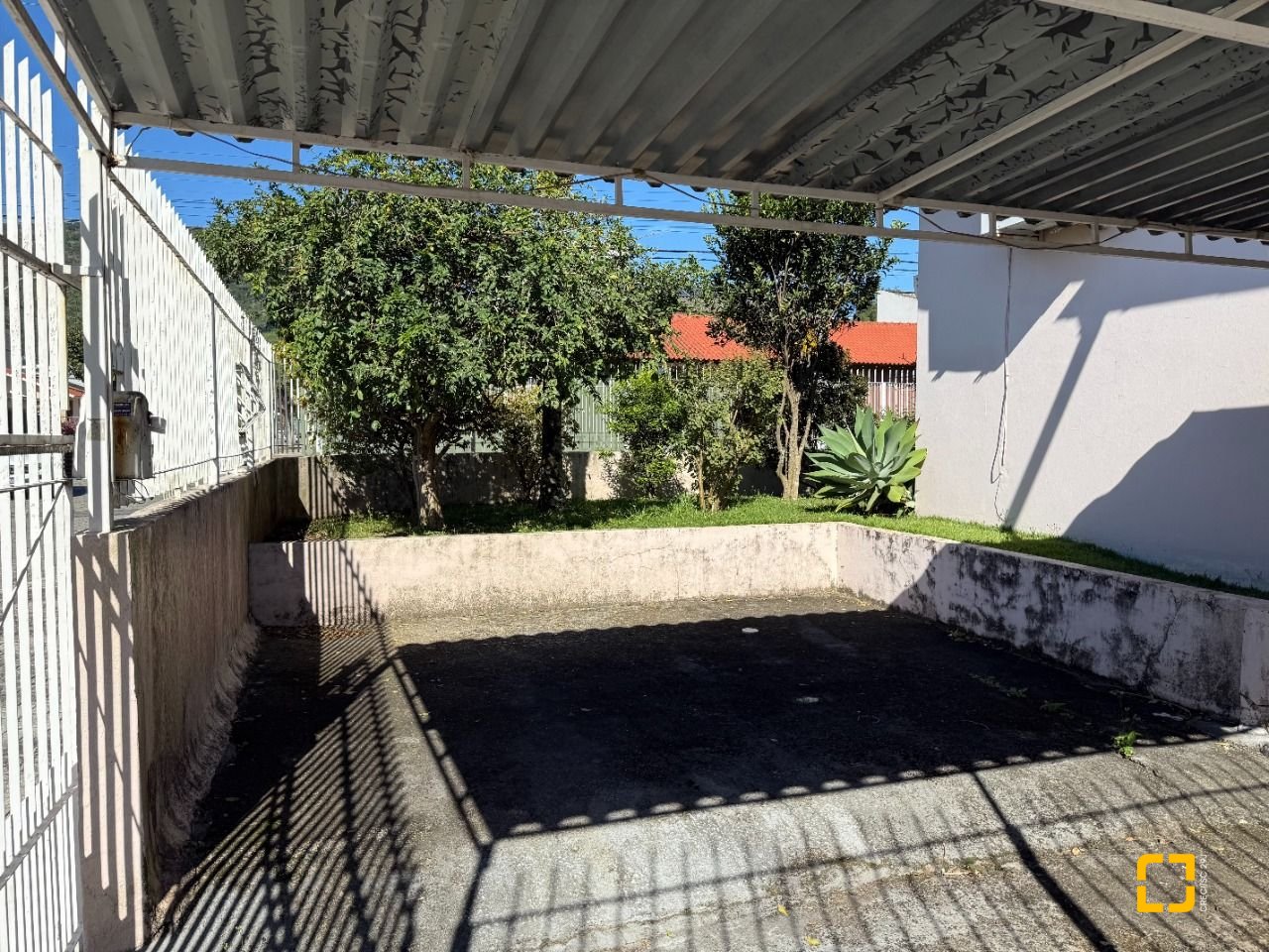 Casa com 229m², 5 quartos (sendo 1 suíte), 4 garagens, no bairro Parque São Jorge em Florianópolis