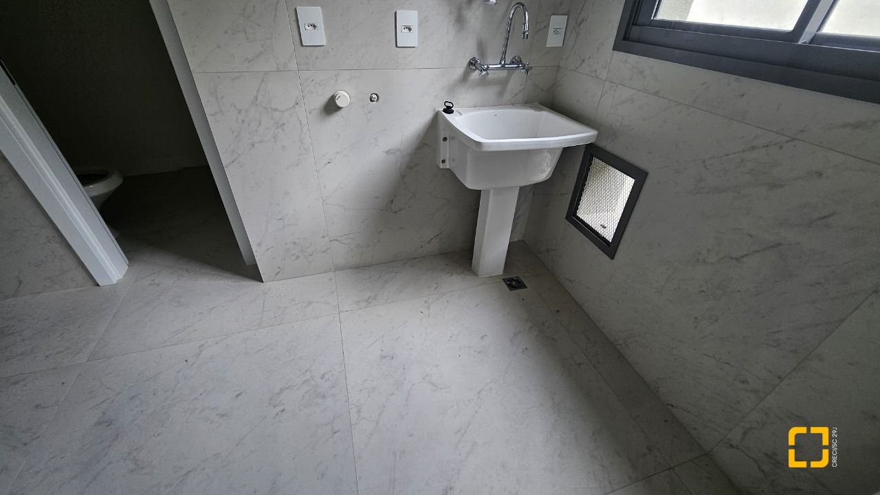 Cobertura com 167m², 6 quartos (sendo 3 suítes), 3 garagens, no bairro Cacupé em Florianópolis