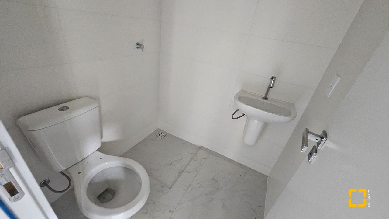 Cobertura com 167m², 6 quartos (sendo 3 suítes), 3 garagens, no bairro Cacupé em Florianópolis
