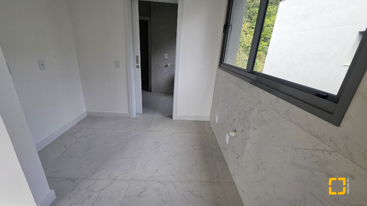 Cobertura com 167m², 6 quartos (sendo 3 suítes), 3 garagens, no bairro Cacupé em Florianópolis