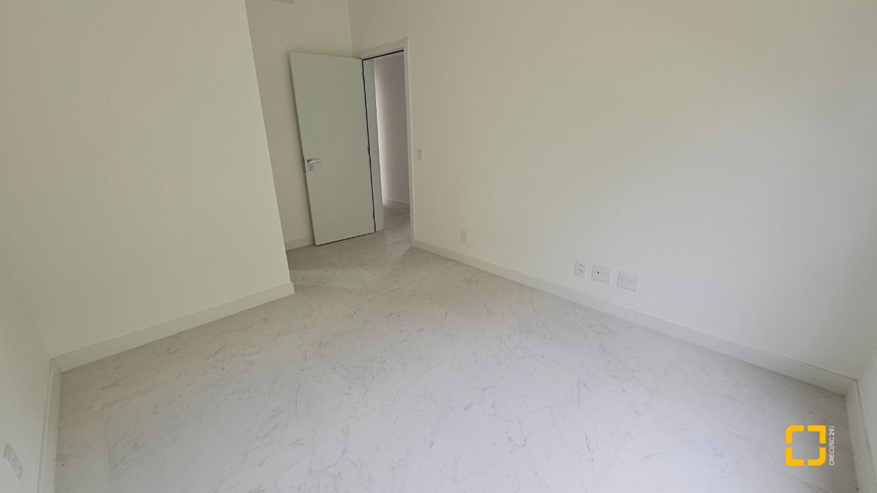 Cobertura com 167m², 6 quartos (sendo 3 suítes), 3 garagens, no bairro Cacupé em Florianópolis