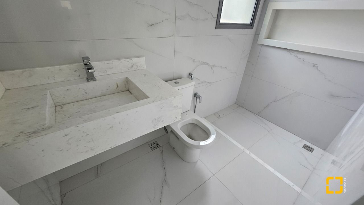 Cobertura com 167m², 6 quartos (sendo 3 suítes), 3 garagens, no bairro Cacupé em Florianópolis
