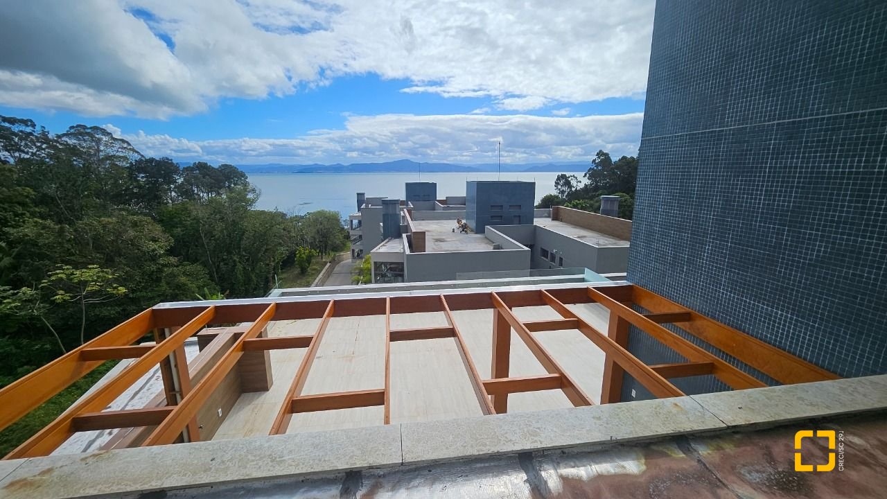 Cobertura com 167m², 6 quartos (sendo 3 suítes), 3 garagens, no bairro Cacupé em Florianópolis