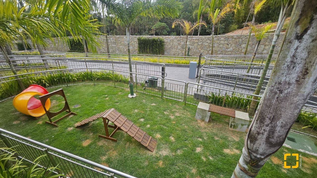 Cobertura com 167m², 6 quartos (sendo 3 suítes), 3 garagens, no bairro Cacupé em Florianópolis