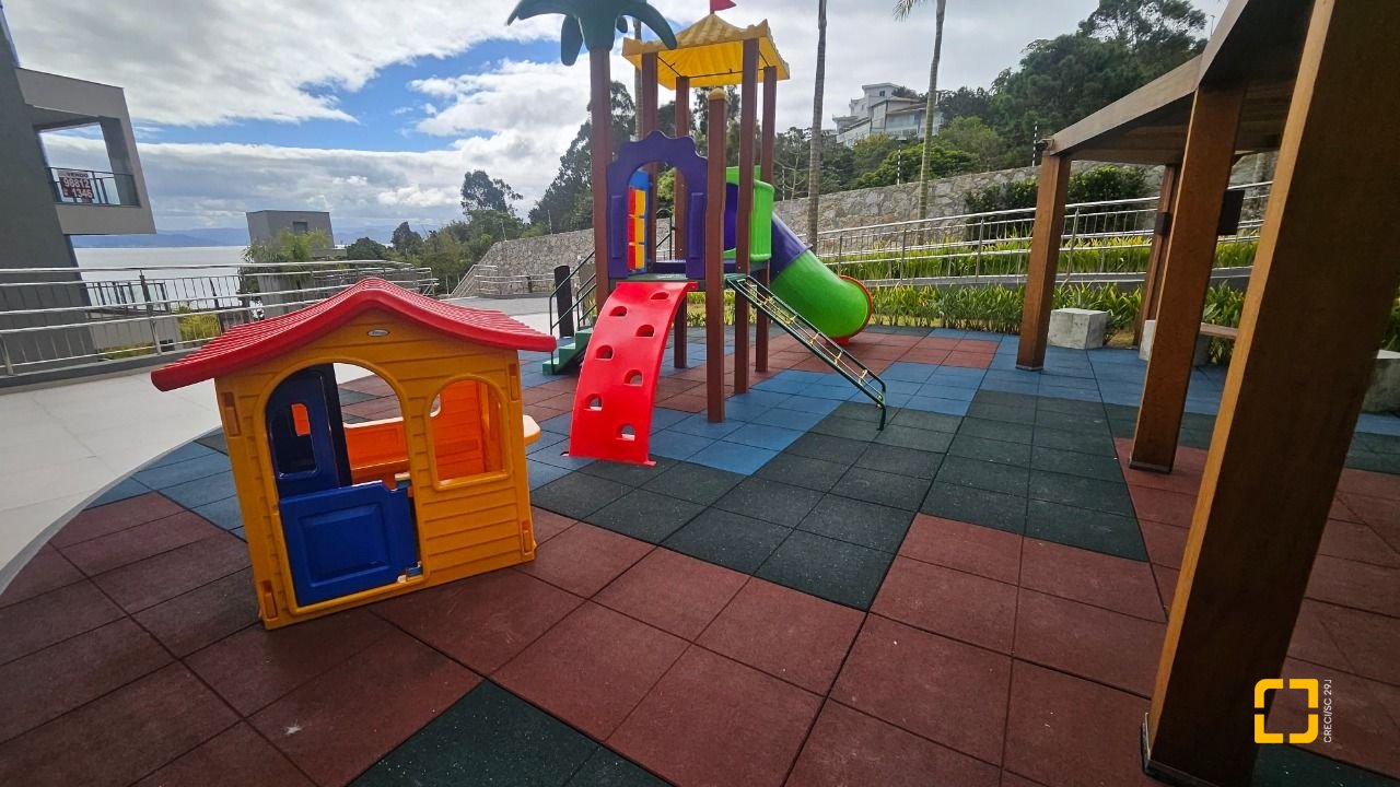 Cobertura com 167m², 6 quartos (sendo 3 suítes), 3 garagens, no bairro Cacupé em Florianópolis