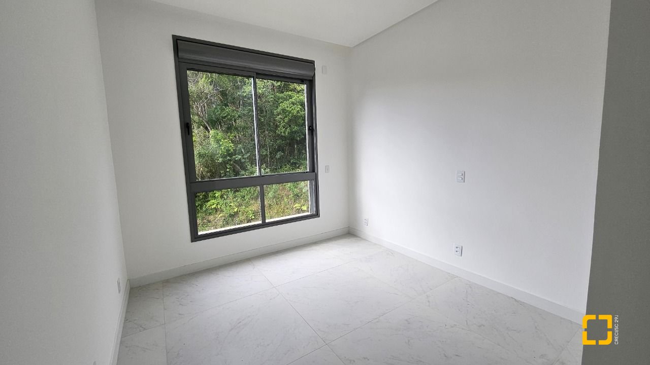 Cobertura com 167m², 6 quartos (sendo 3 suítes), 3 garagens, no bairro Cacupé em Florianópolis