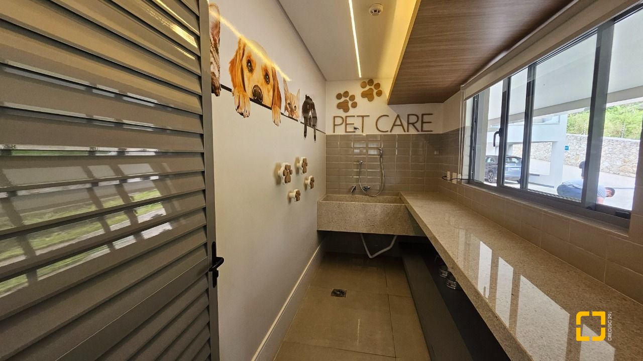 Cobertura com 167m², 6 quartos (sendo 3 suítes), 3 garagens, no bairro Cacupé em Florianópolis