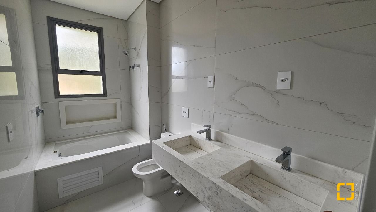 Cobertura com 167m², 6 quartos (sendo 3 suítes), 3 garagens, no bairro Cacupé em Florianópolis