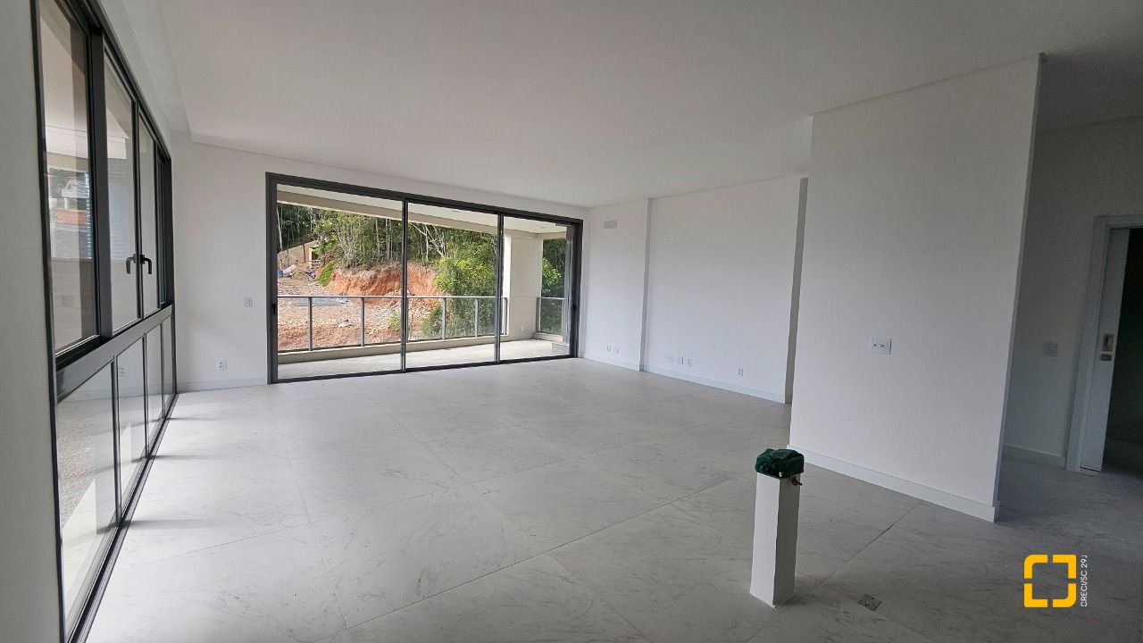 Cobertura com 167m², 6 quartos (sendo 3 suítes), 3 garagens, no bairro Cacupé em Florianópolis