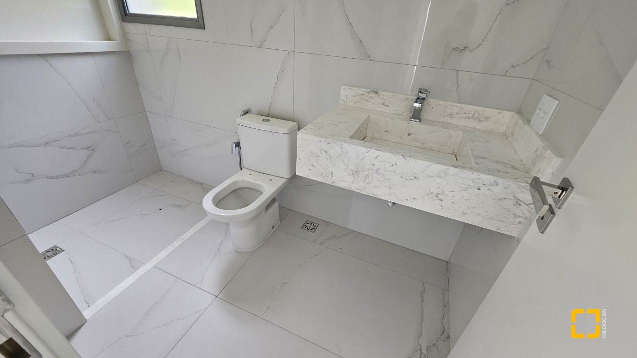 Cobertura com 167m², 6 quartos (sendo 3 suítes), 3 garagens, no bairro Cacupé em Florianópolis