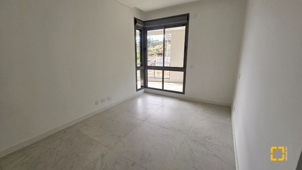 Cobertura com 167m², 6 quartos (sendo 3 suítes), 3 garagens, no bairro Cacupé em Florianópolis