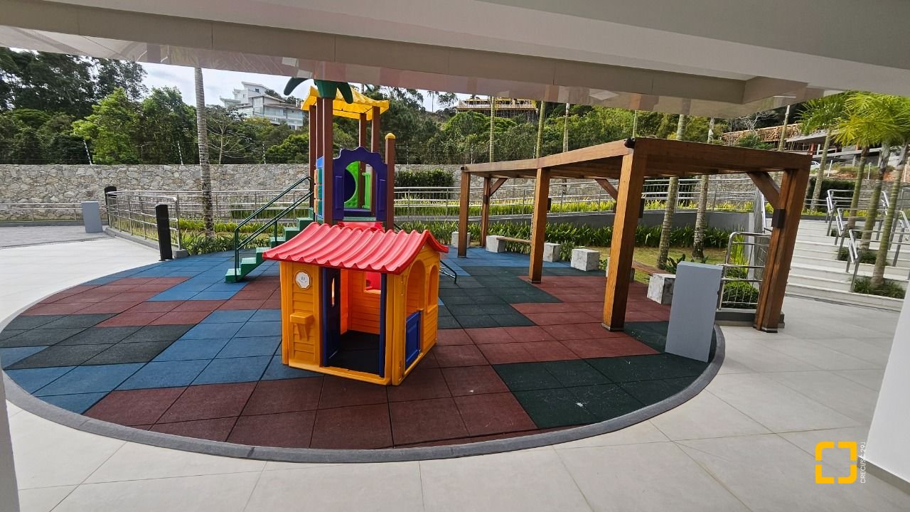 Cobertura com 167m², 6 quartos (sendo 3 suítes), 3 garagens, no bairro Cacupé em Florianópolis