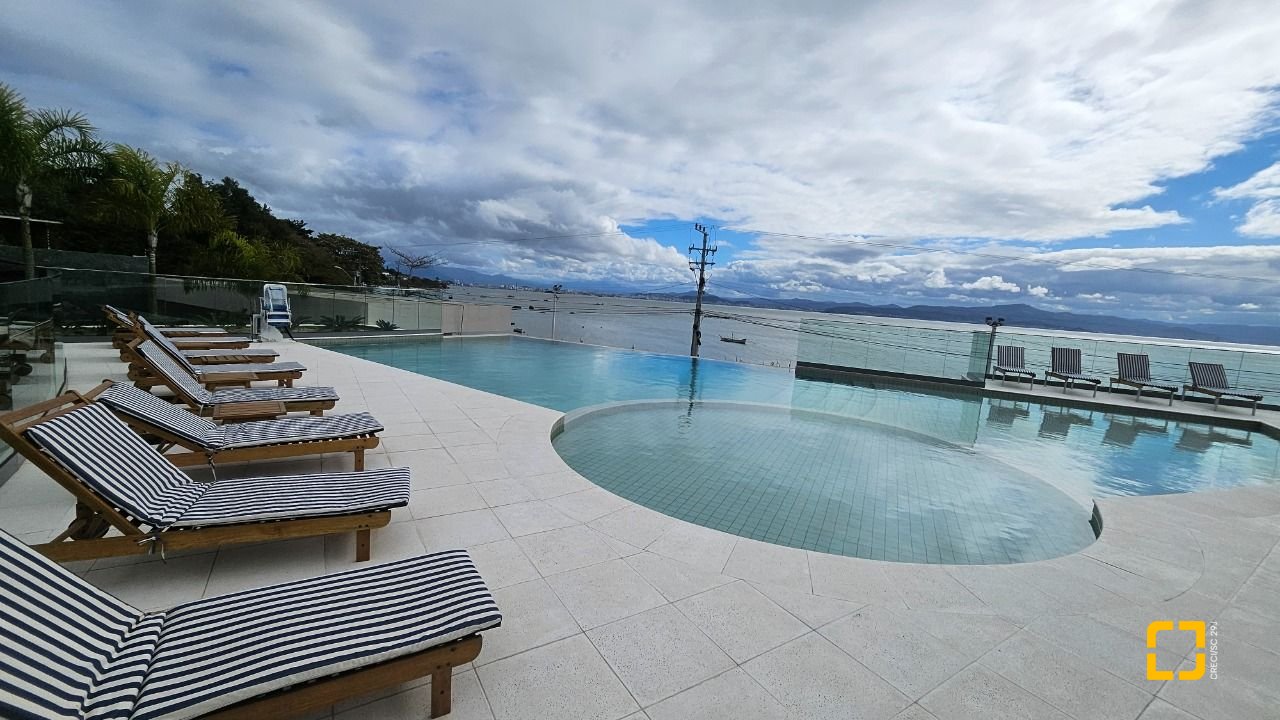 Cobertura com 167m², 6 quartos (sendo 3 suítes), 3 garagens, no bairro Cacupé em Florianópolis