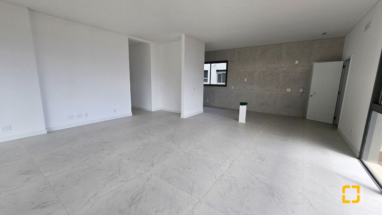 Cobertura com 167m², 6 quartos (sendo 3 suítes), 3 garagens, no bairro Cacupé em Florianópolis