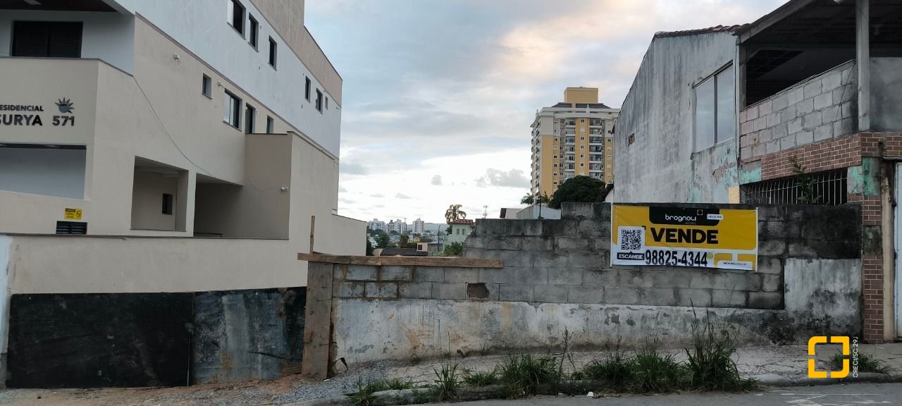 Terreno com 300m², no bairro Barreiros em São José