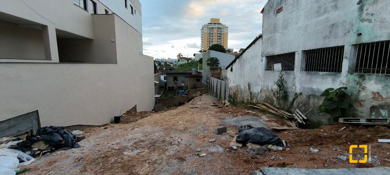 Terreno com 300m², no bairro Barreiros em São José