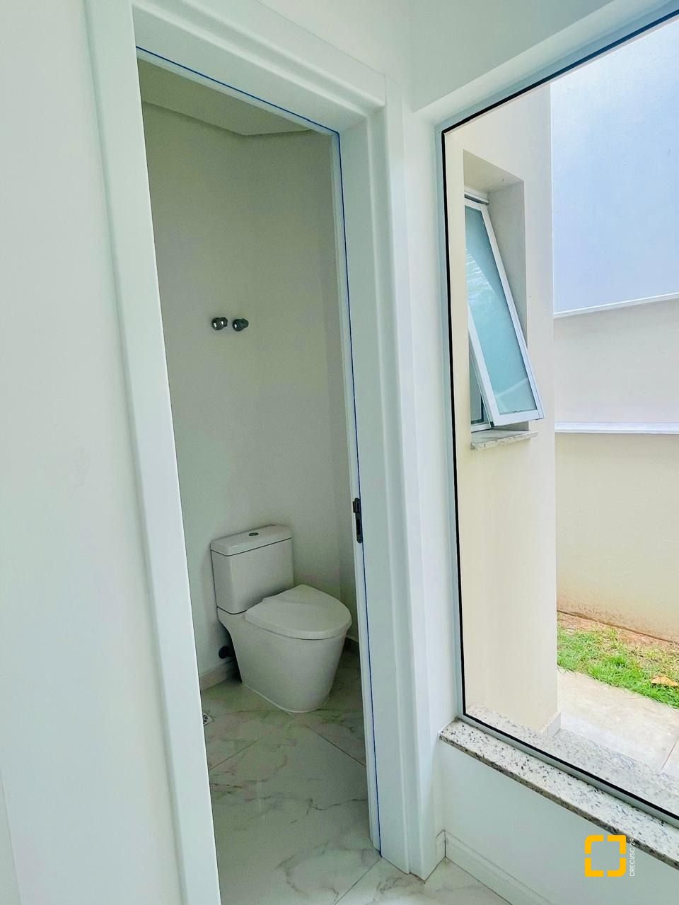 Casa com 181m², 4 quartos (sendo 4 suítes), 2 garagens, no bairro Ingleses do Rio Vermelho em Florianópolis