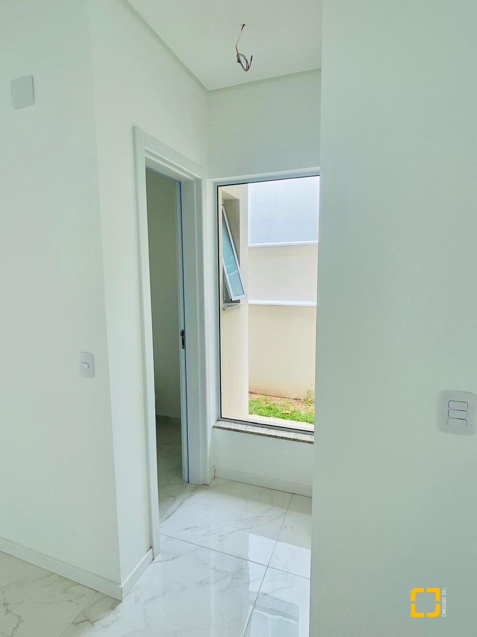 Casa com 181m², 4 quartos (sendo 4 suítes), 2 garagens, no bairro Ingleses do Rio Vermelho em Florianópolis