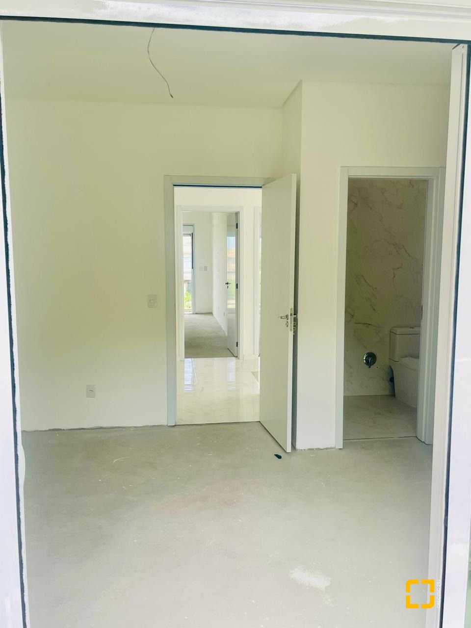 Casa com 181m², 4 quartos (sendo 4 suítes), 2 garagens, no bairro Ingleses do Rio Vermelho em Florianópolis