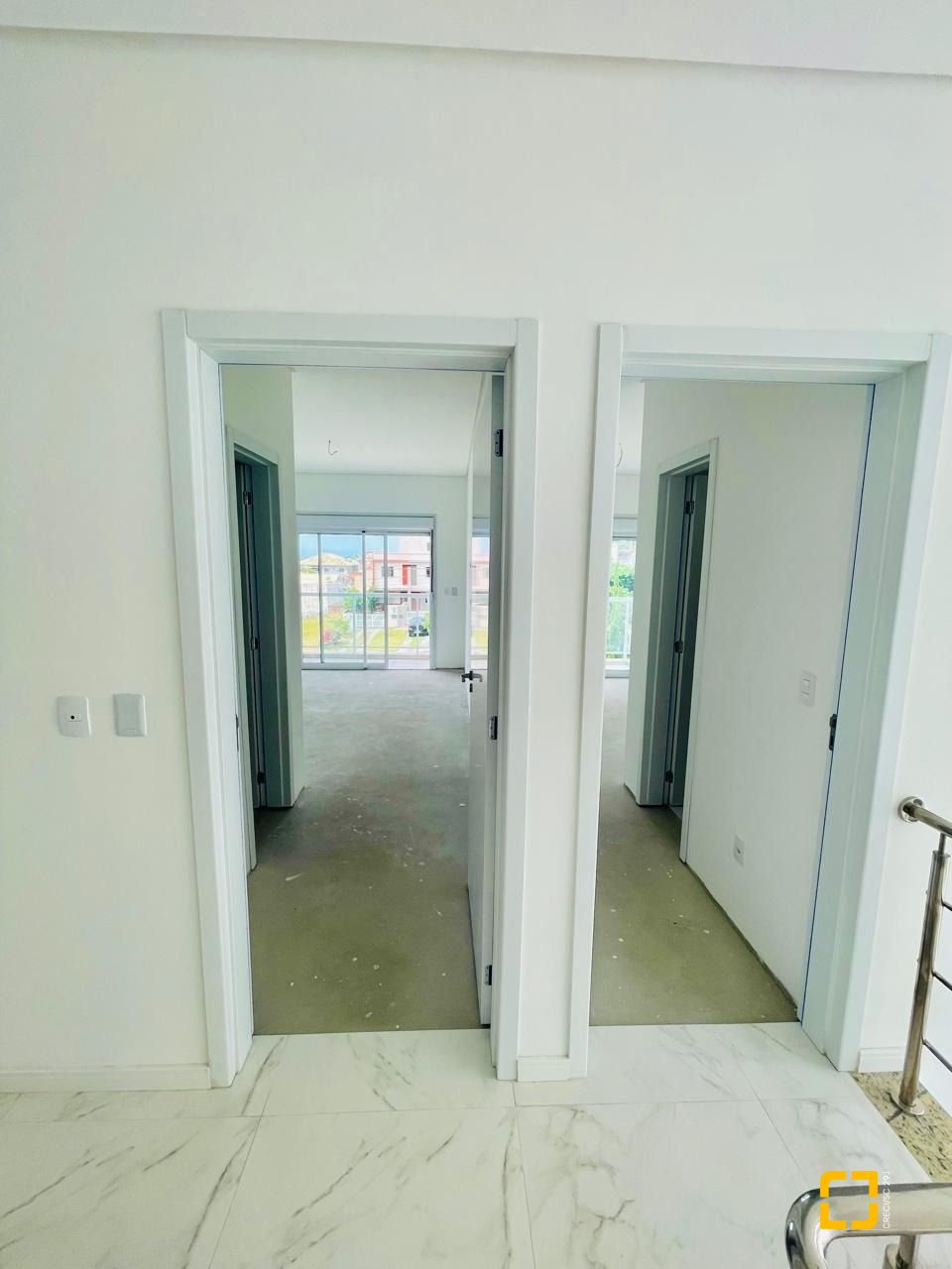 Casa com 181m², 4 quartos (sendo 4 suítes), 2 garagens, no bairro Ingleses do Rio Vermelho em Florianópolis