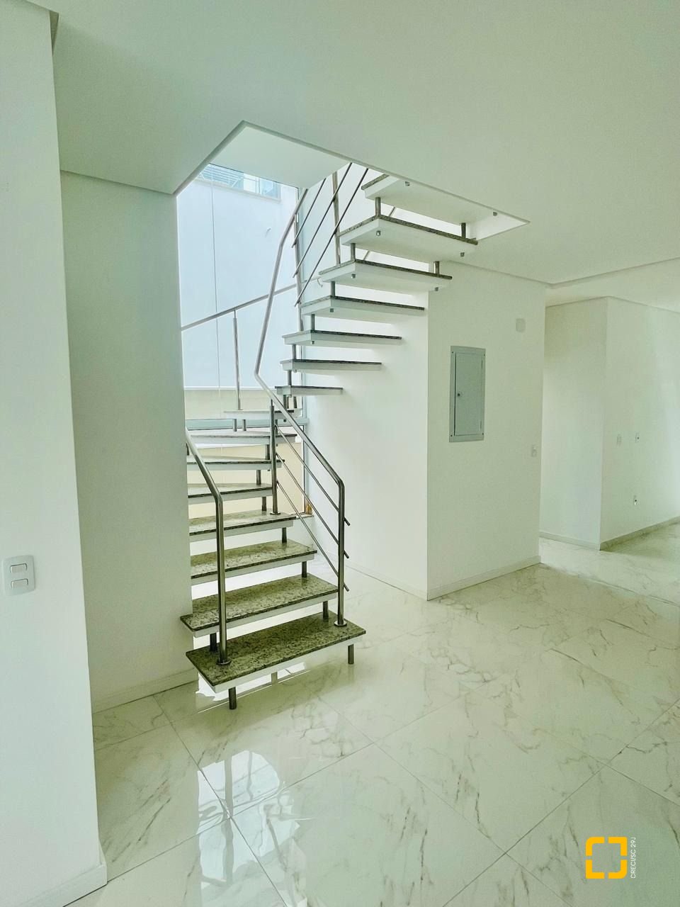 Casa com 181m², 4 quartos (sendo 4 suítes), 2 garagens, no bairro Ingleses do Rio Vermelho em Florianópolis