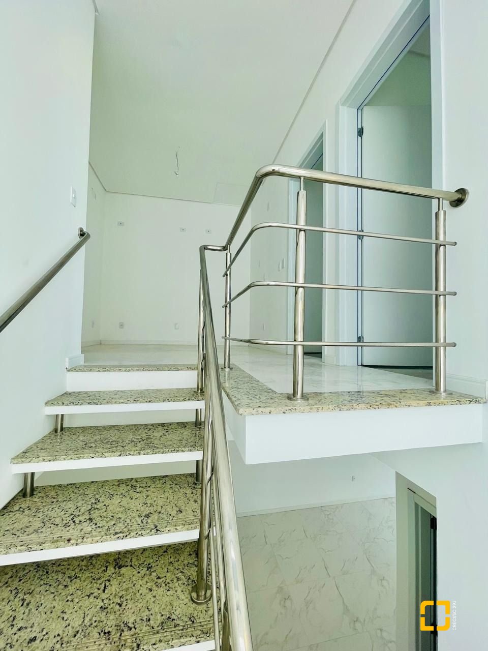 Casa com 181m², 4 quartos (sendo 4 suítes), 2 garagens, no bairro Ingleses do Rio Vermelho em Florianópolis
