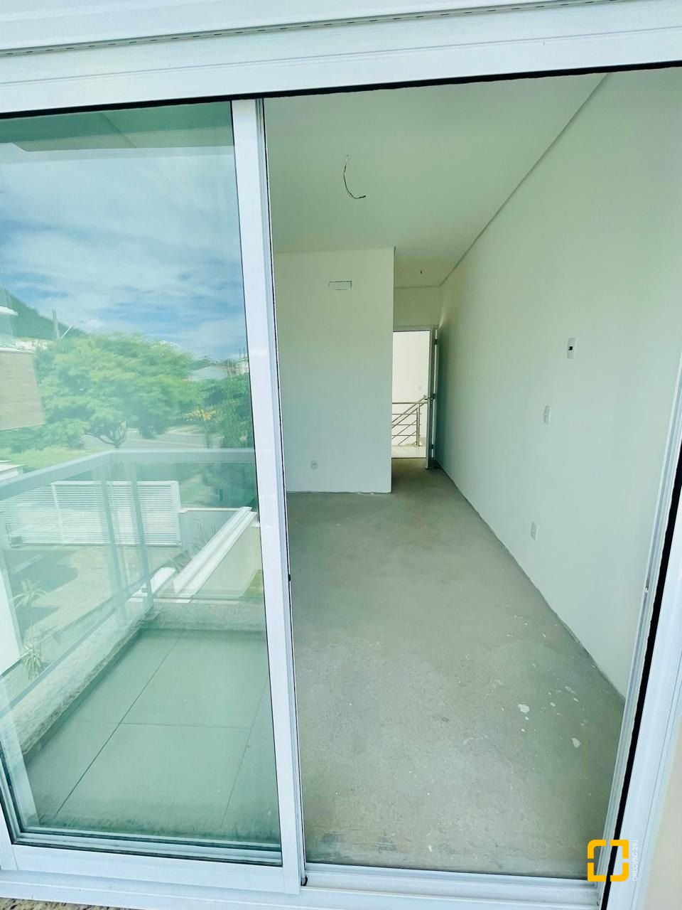 Casa com 181m², 4 quartos (sendo 4 suítes), 2 garagens, no bairro Ingleses do Rio Vermelho em Florianópolis