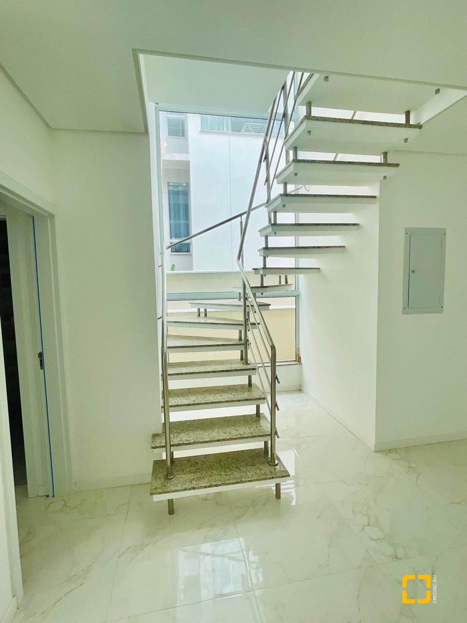 Casa com 181m², 4 quartos (sendo 4 suítes), 2 garagens, no bairro Ingleses do Rio Vermelho em Florianópolis