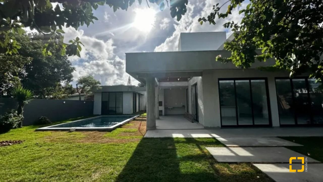 Casa com 512m², 12 quartos (sendo 6 suítes), 4 garagens, no bairro Campeche em Florianópolis