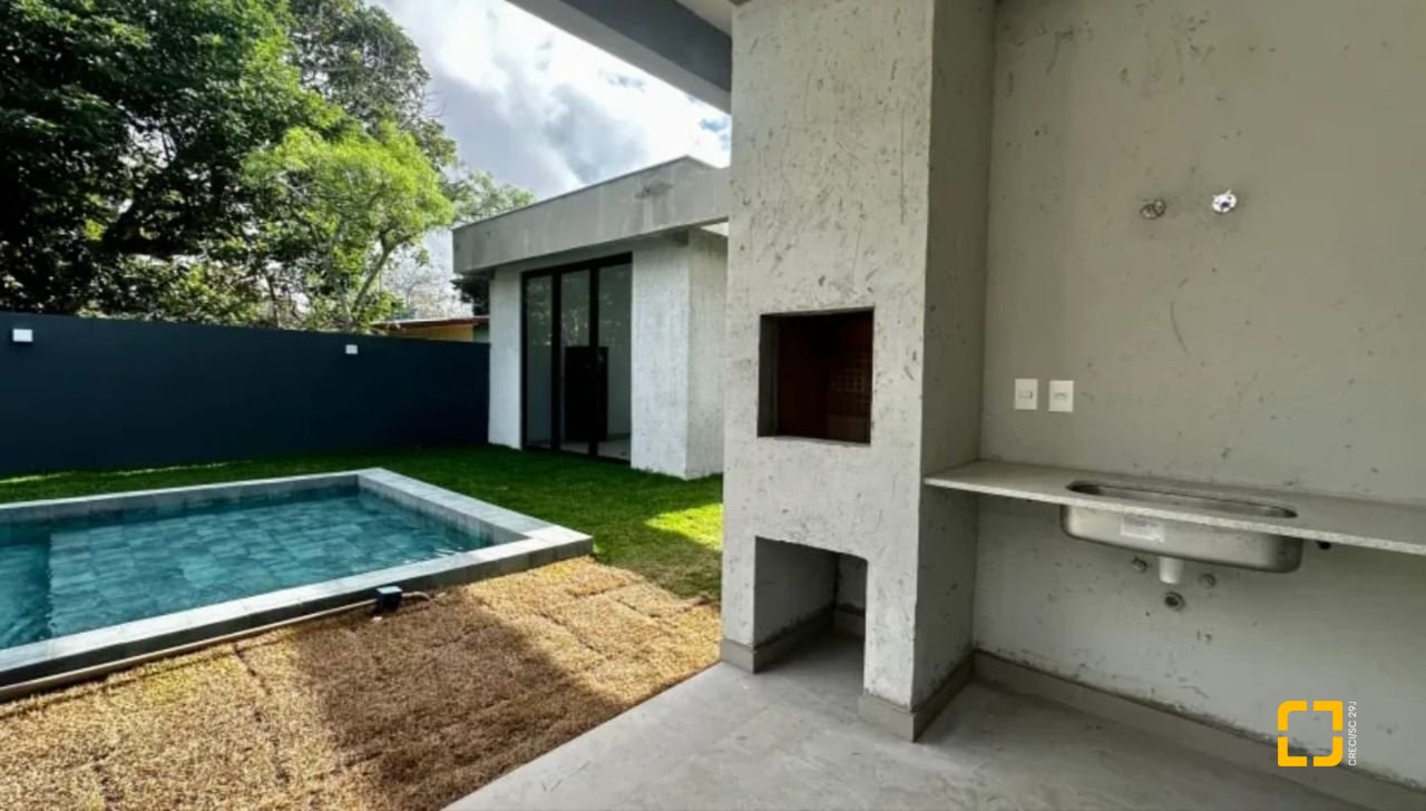Casa com 512m², 12 quartos (sendo 6 suítes), 4 garagens, no bairro Campeche em Florianópolis