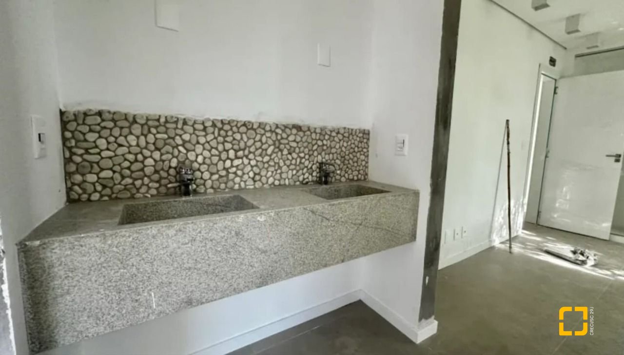 Casa com 512m², 12 quartos (sendo 6 suítes), 4 garagens, no bairro Campeche em Florianópolis