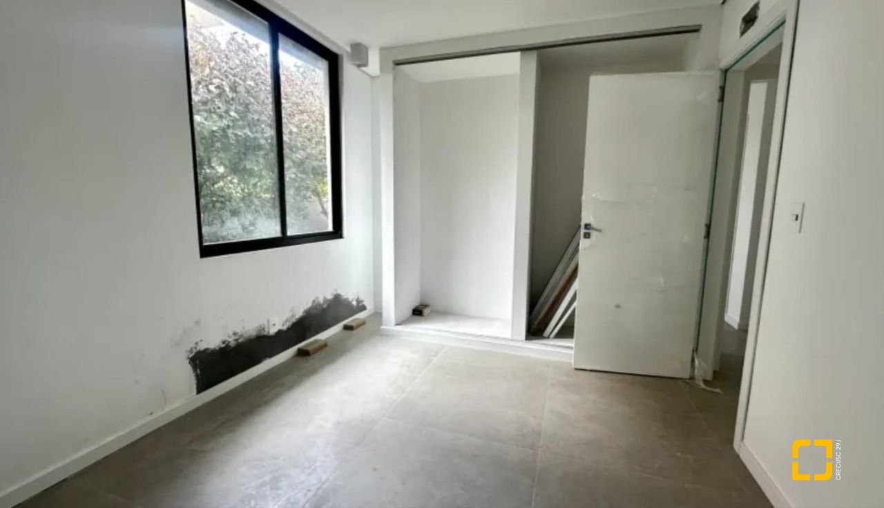 Casa com 512m², 12 quartos (sendo 6 suítes), 4 garagens, no bairro Campeche em Florianópolis
