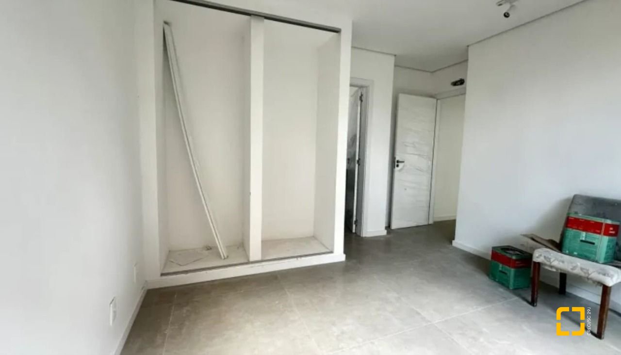 Casa com 512m², 12 quartos (sendo 6 suítes), 4 garagens, no bairro Campeche em Florianópolis