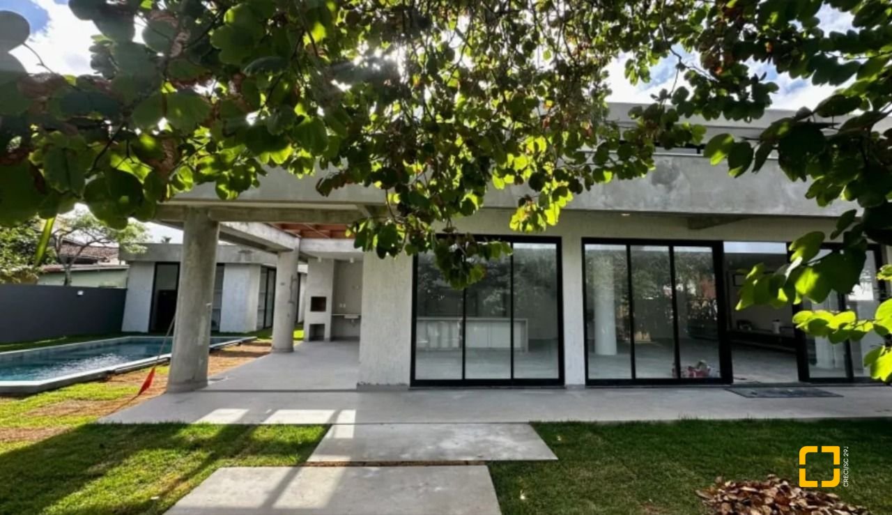 Casa com 512m², 12 quartos (sendo 6 suítes), 4 garagens, no bairro Campeche em Florianópolis