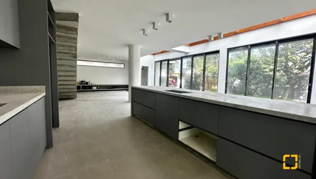 Casa com 512m², 12 quartos (sendo 6 suítes), 4 garagens, no bairro Campeche em Florianópolis