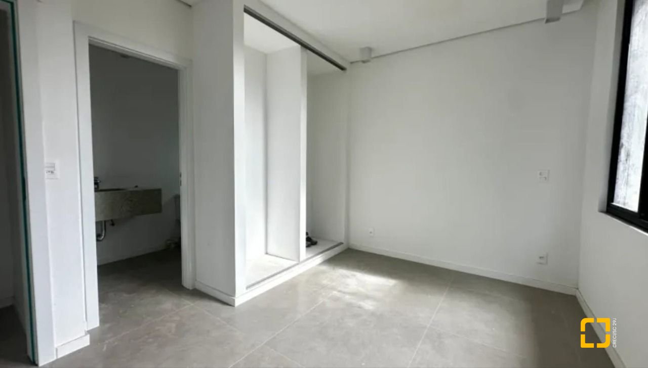 Casa com 512m², 12 quartos (sendo 6 suítes), 4 garagens, no bairro Campeche em Florianópolis