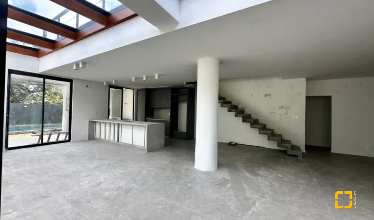 Casa com 512m², 12 quartos (sendo 6 suítes), 4 garagens, no bairro Campeche em Florianópolis
