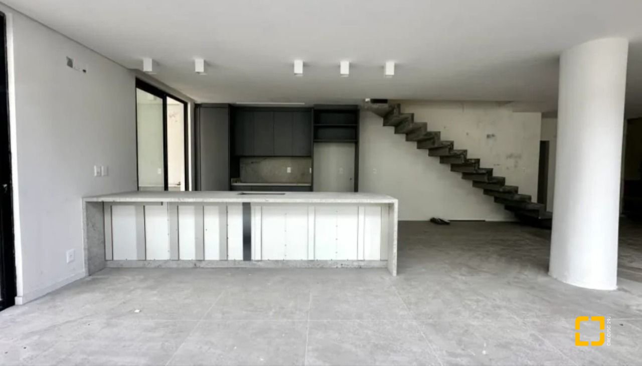 Casa com 512m², 12 quartos (sendo 6 suítes), 4 garagens, no bairro Campeche em Florianópolis