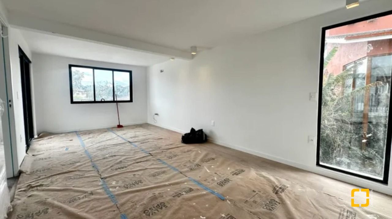 Casa com 512m², 12 quartos (sendo 6 suítes), 4 garagens, no bairro Campeche em Florianópolis
